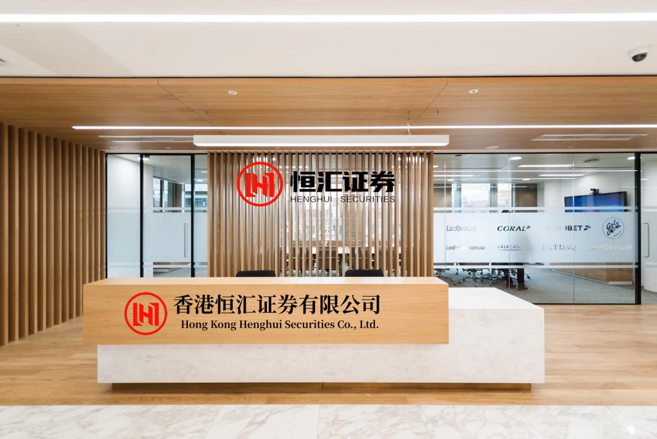 优配无忧 哪怕你拿了八个金球奖, 也得硬着头皮给老板带娃。你盯着屏幕里梅西那张生无...